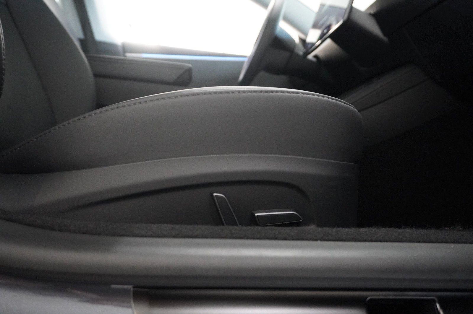 Fahrzeugabbildung Tesla Model 3 Standard Range RWD  NAVI/KAMERA/SH/PILOT
