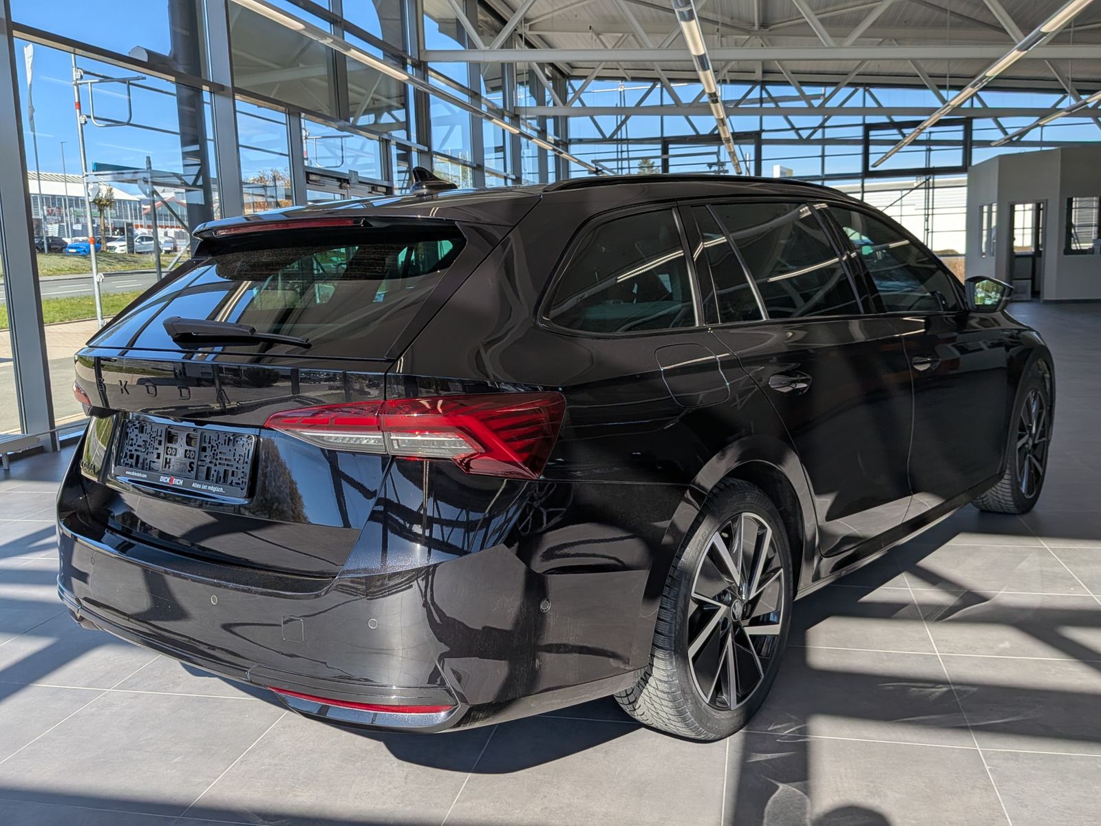 Fahrzeugabbildung SKODA Octavia 1.5 TSI Sportline Pano Matrix AHK 5J-Gar