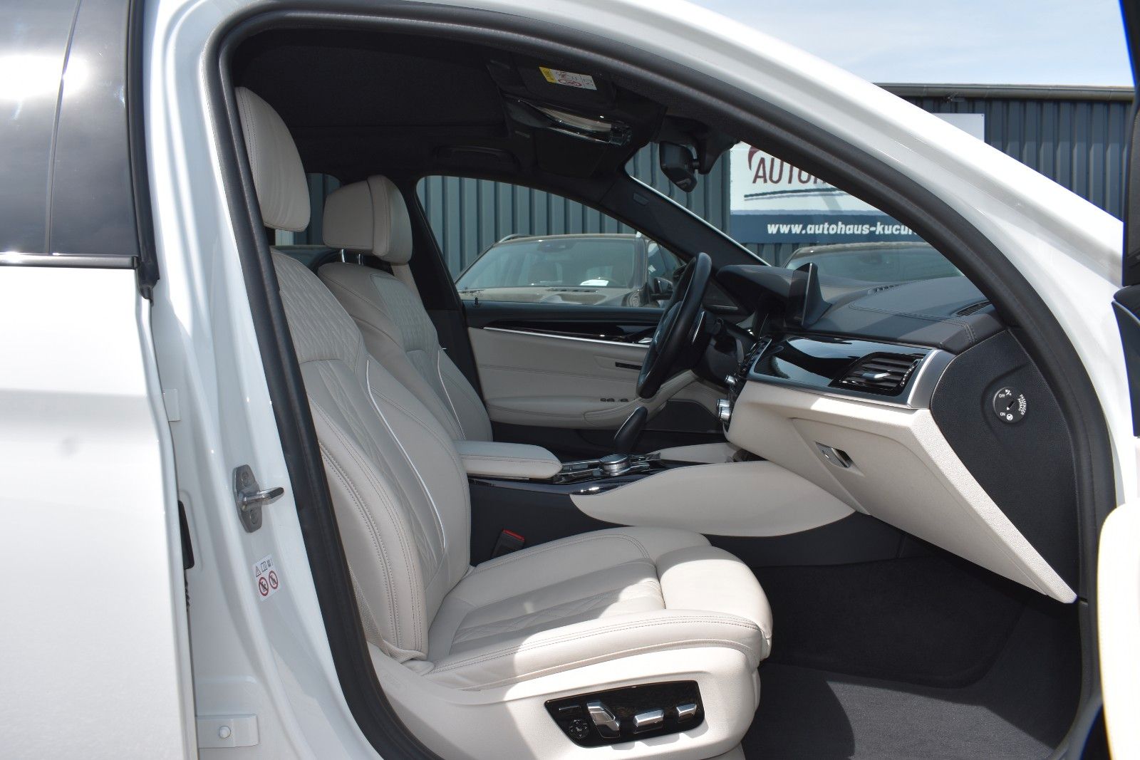 Fahrzeugabbildung BMW 530d Touring xDrive M Sport HUD AHK H&K Panorama