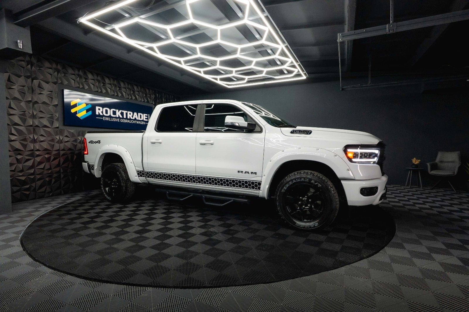 Fahrzeugabbildung Dodge RAM 5.7 V8 HEMI 4x4 OFFROAD Night AXLE LOCK 19%