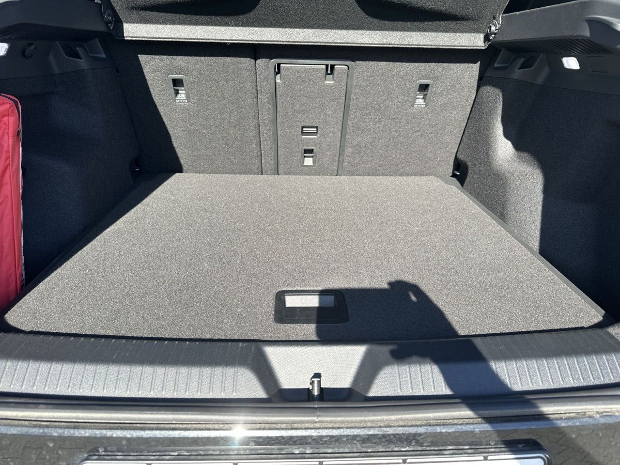 Fahrzeugabbildung CUPRA Tavascan VZ 4Drive 340 PS 77 kWh - mit KI generiert/bearbeitet