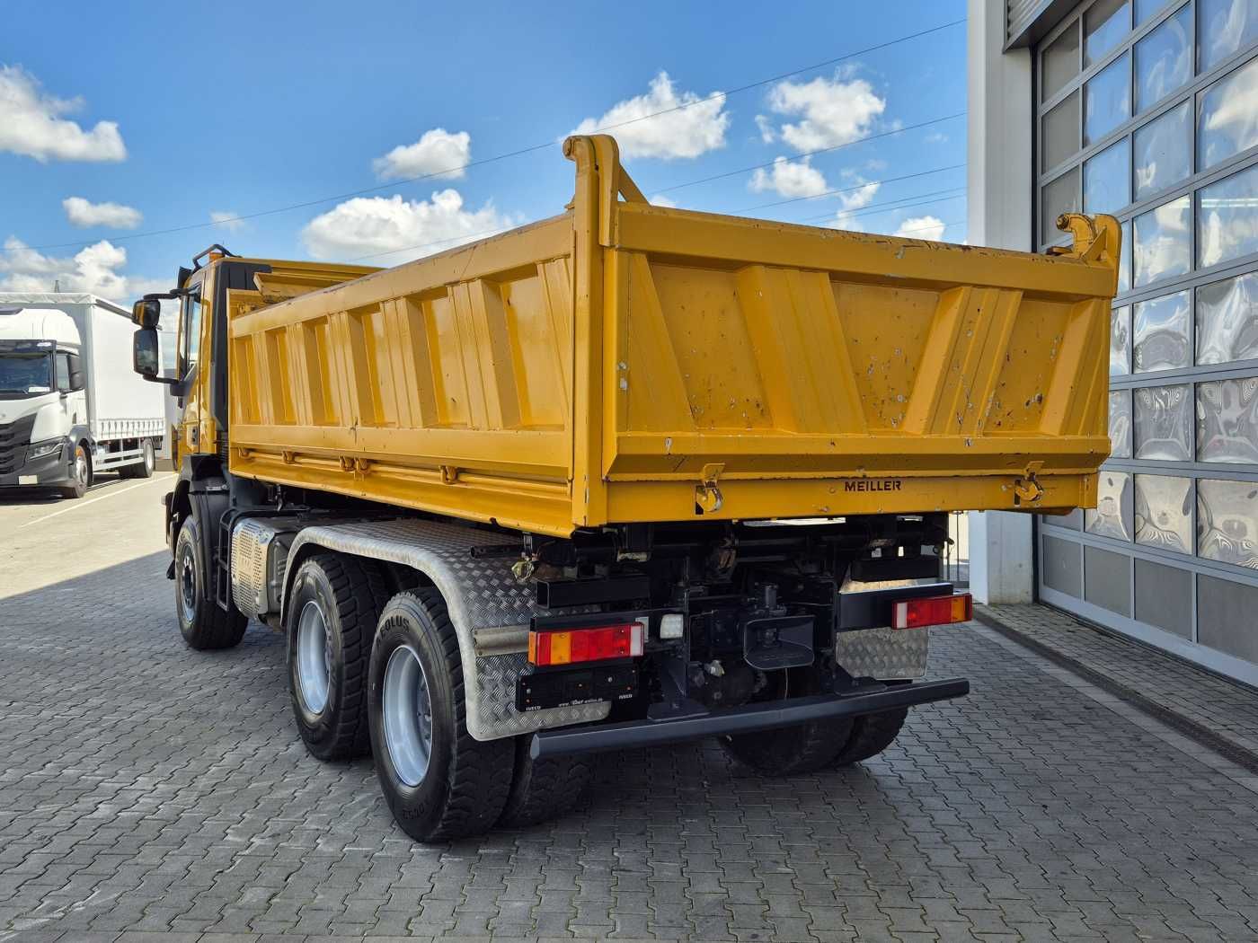 Fahrzeugabbildung Iveco Trakker AD380T50 6x4 Kipper/SZM Wechselsystem