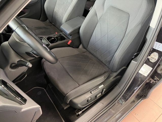 Fahrzeugabbildung Volkswagen Golf Variant 1.5 eTSI DSG STYLE NAVI IQ.LIGHT AH