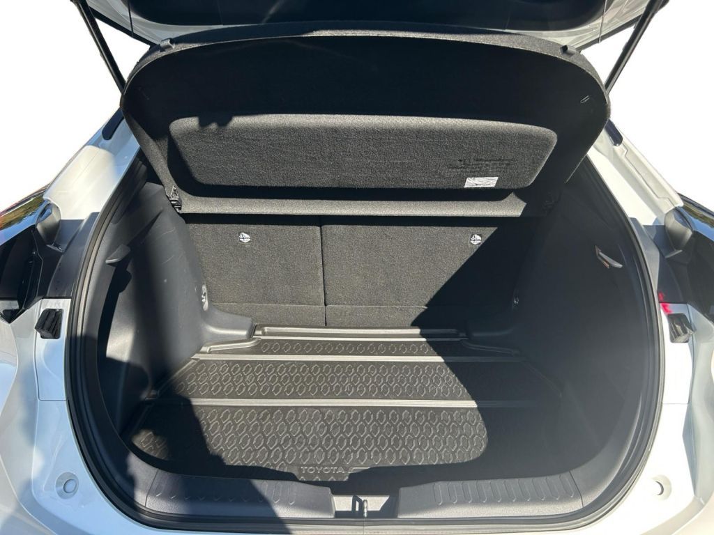 Fahrzeugabbildung Toyota C-HR 2.0 Hybrid Lounge Premiere