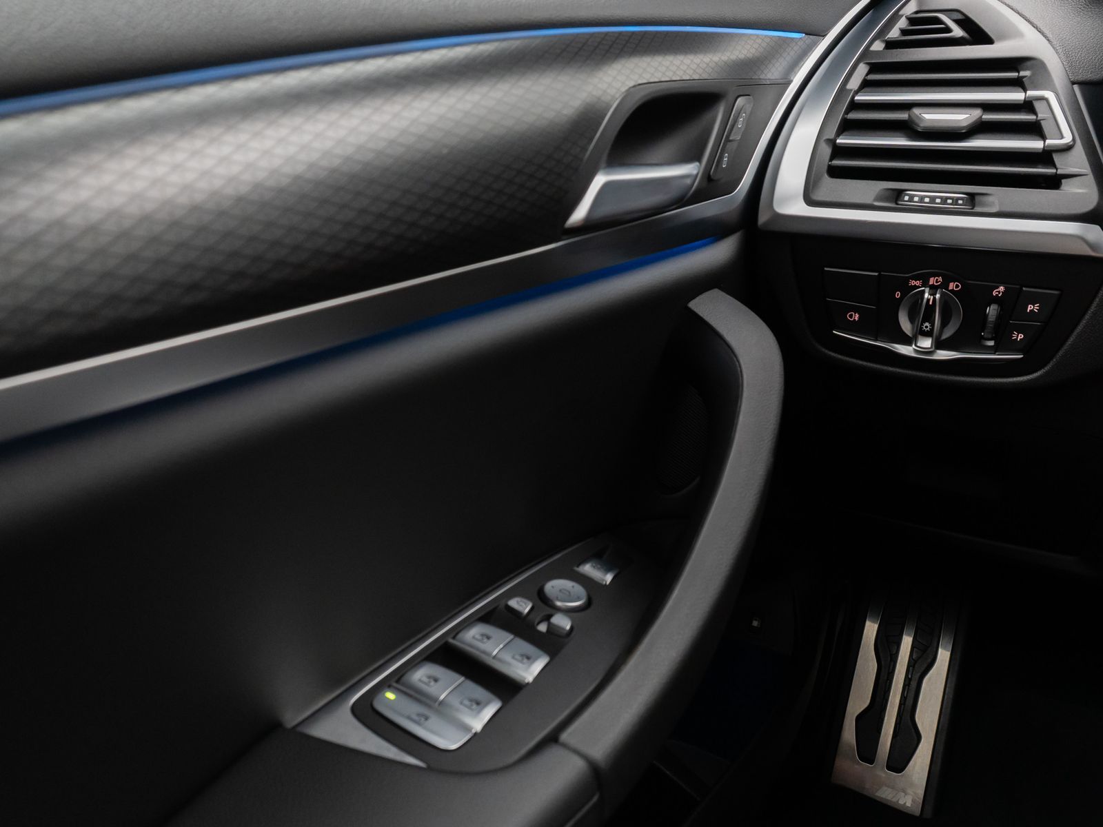 Fahrzeugabbildung BMW X3 xD30e M Sport 360°Laser HUD DAB HiFi Komfort