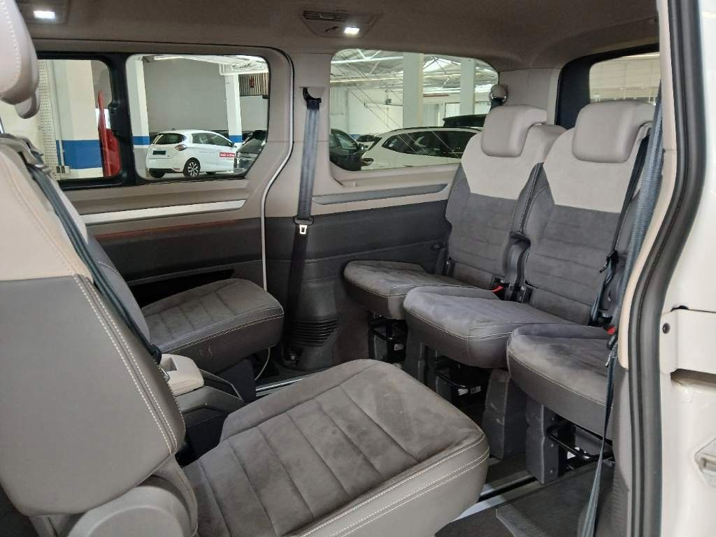 Fahrzeugabbildung Volkswagen T7 Multivan Style lang ACC Matrix vis-a-vis AHK