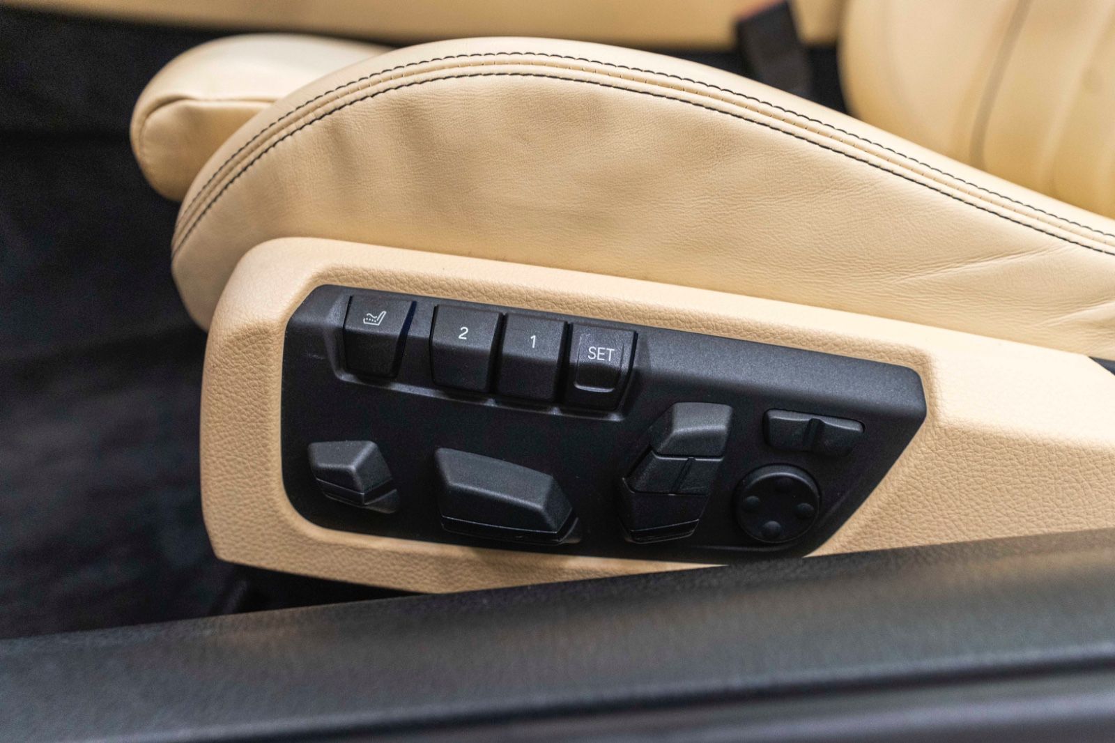 Fahrzeugabbildung BMW 650i xDrive Coupé INDIVIDUAL H&K LED KAM TOTW