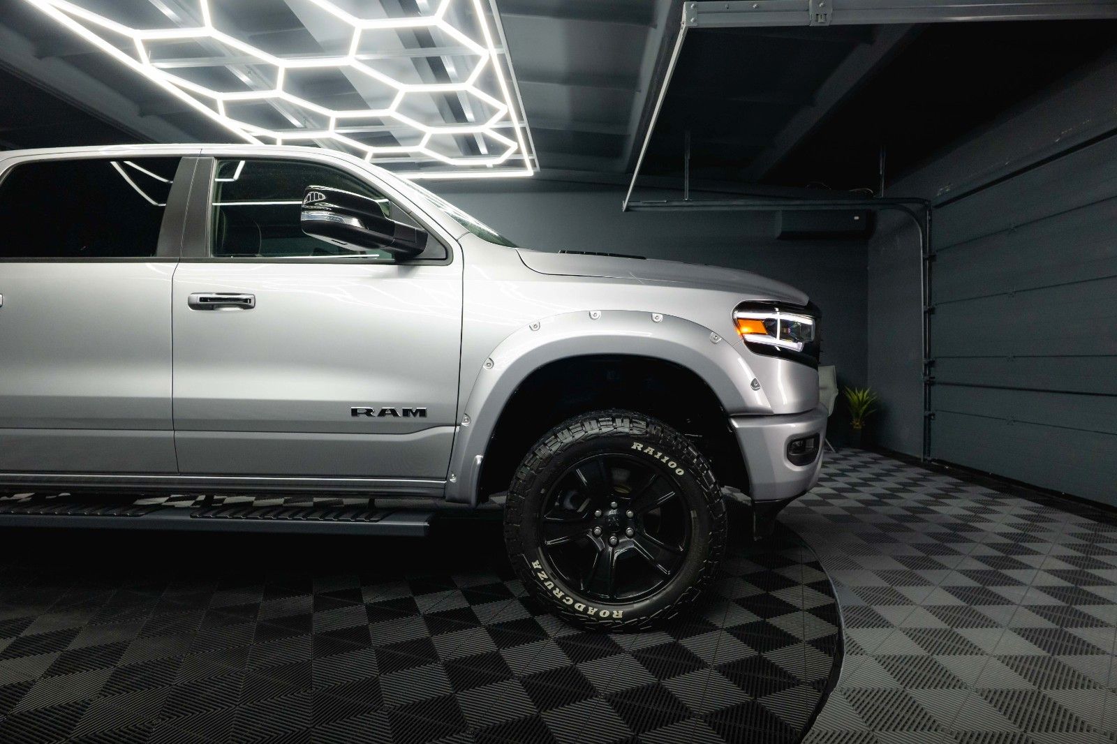 Fahrzeugabbildung Dodge RAM 5.7 V8 HEMI 4x4 LARAMIE LPG Offroad Bodylift