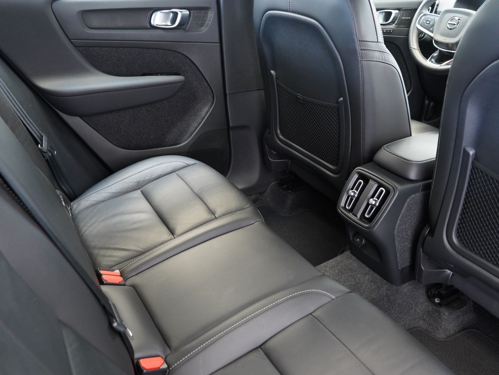 Fahrzeugabbildung Volvo XC40 B4 B R Design LED/NAVI/ACC/LEDER/360°