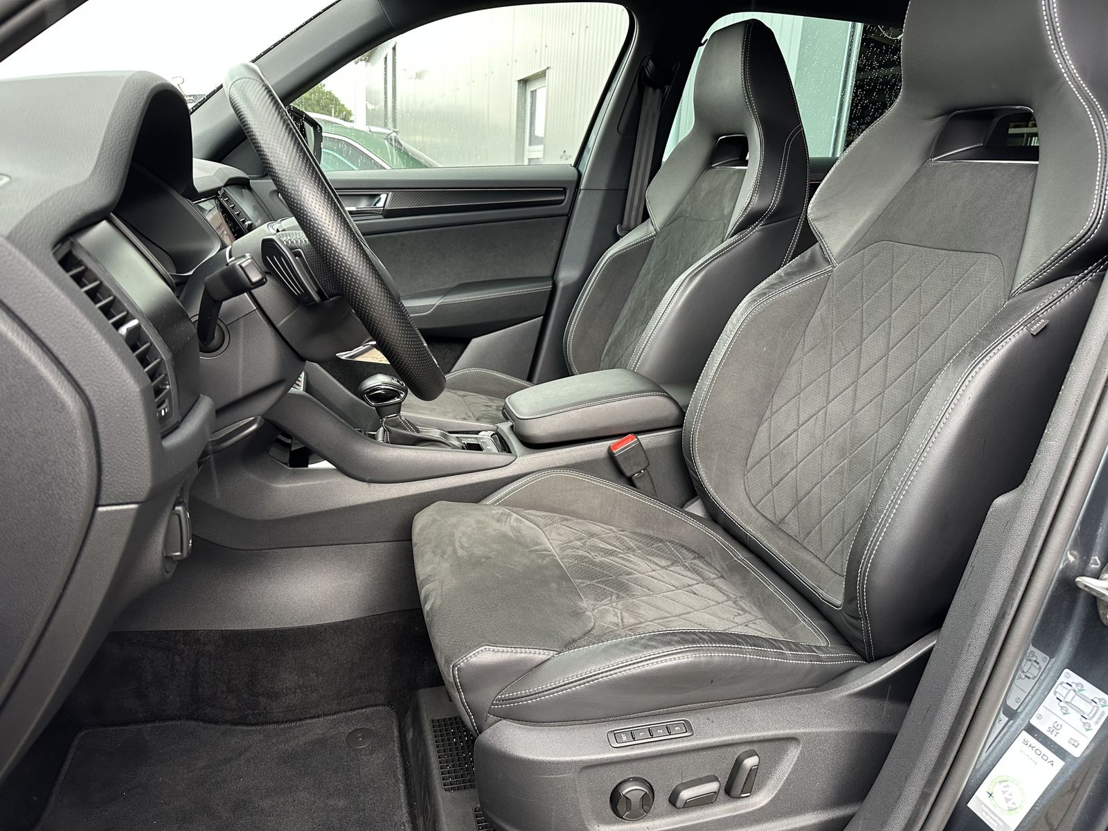 Fahrzeugabbildung SKODA Kodiaq 4x4 Sportline NAV+LED+AHK+19ZO+CANTON+1HD