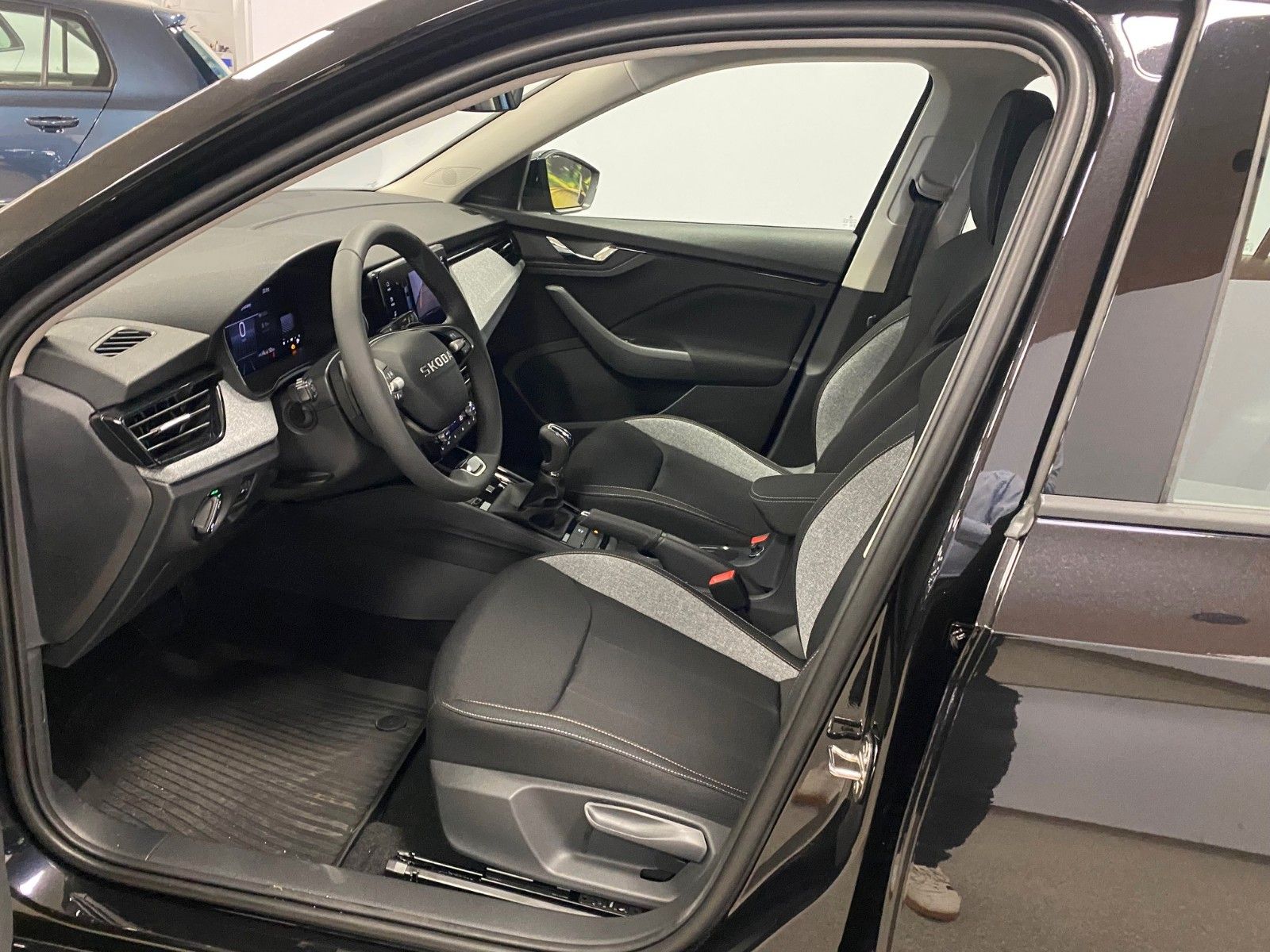 Fahrzeugabbildung SKODA Kamiq 1.0 TSI DSG Selection+KAMERA+PDC+16"Alu+BC