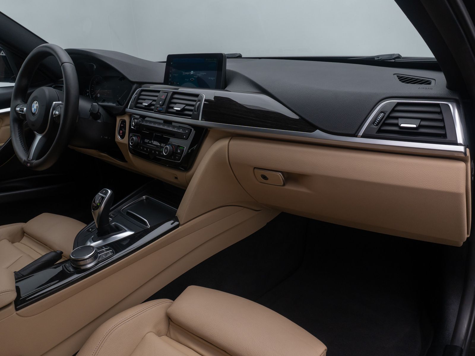 Fahrzeugabbildung BMW 320d SportLine Kamera HiFi NaviPro Alarm Komfort