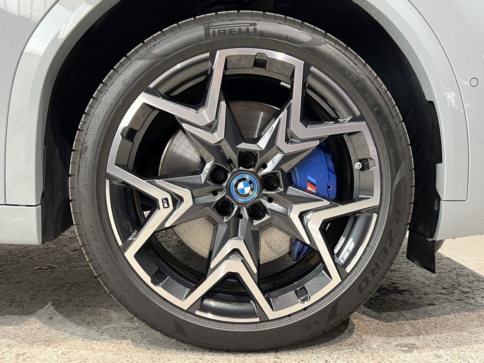 Fahrzeugabbildung BMW iX2 M Sportpaket Glasdach Head-Up