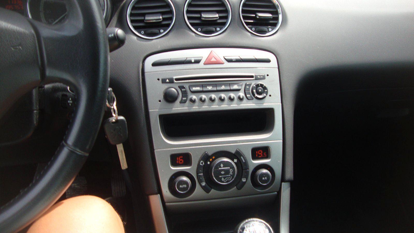 Peugeot 308 2011 — photo 15