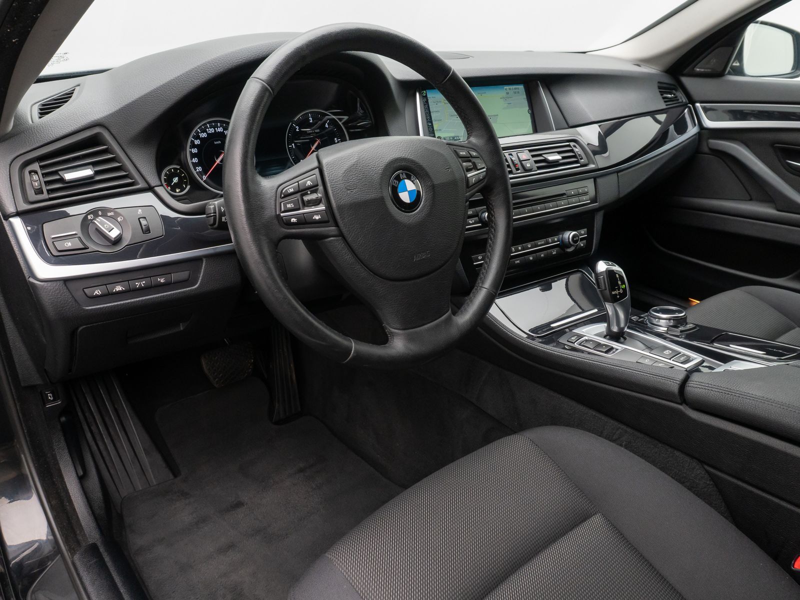 Fahrzeugabbildung BMW 520d HUD H/K NaviPro SurroundView AHK Komfort