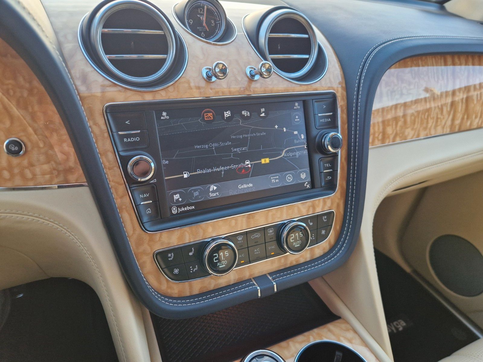 Fahrzeugabbildung Bentley Bentayga V8 Diesel*Massage*AHK*Schiebedach*VOLL