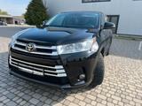 Toyota Highlander - Toyota: Schwarz