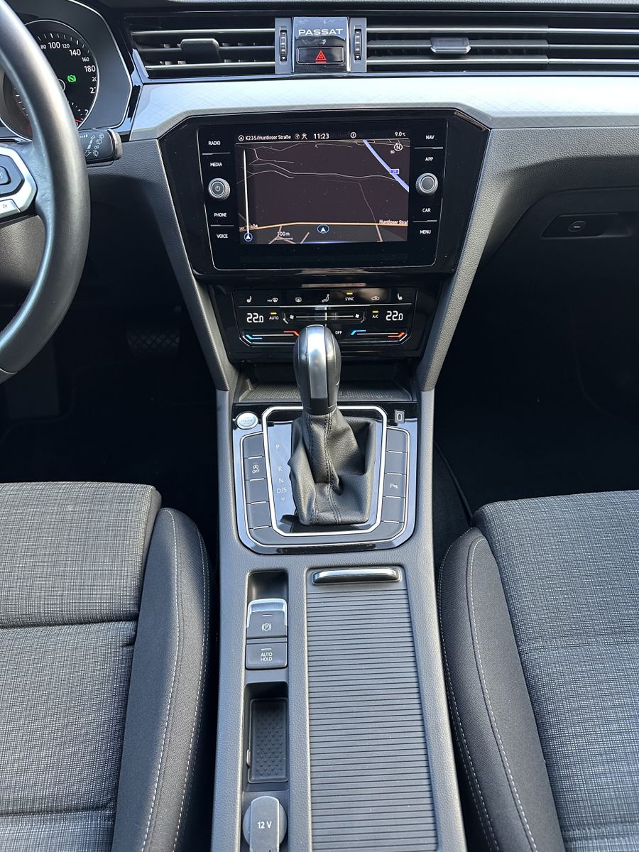 Fahrzeugabbildung Volkswagen Passat Variant 2.0 TDI DSG Business NAV+LED+ACC