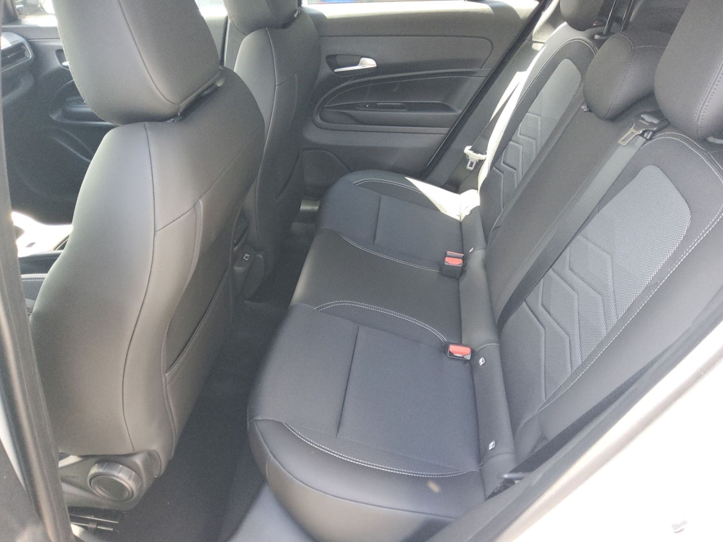 Fahrzeugabbildung Jeep Avenger Elektro Altitude, Wärmepumpe, SHZ, PDC,