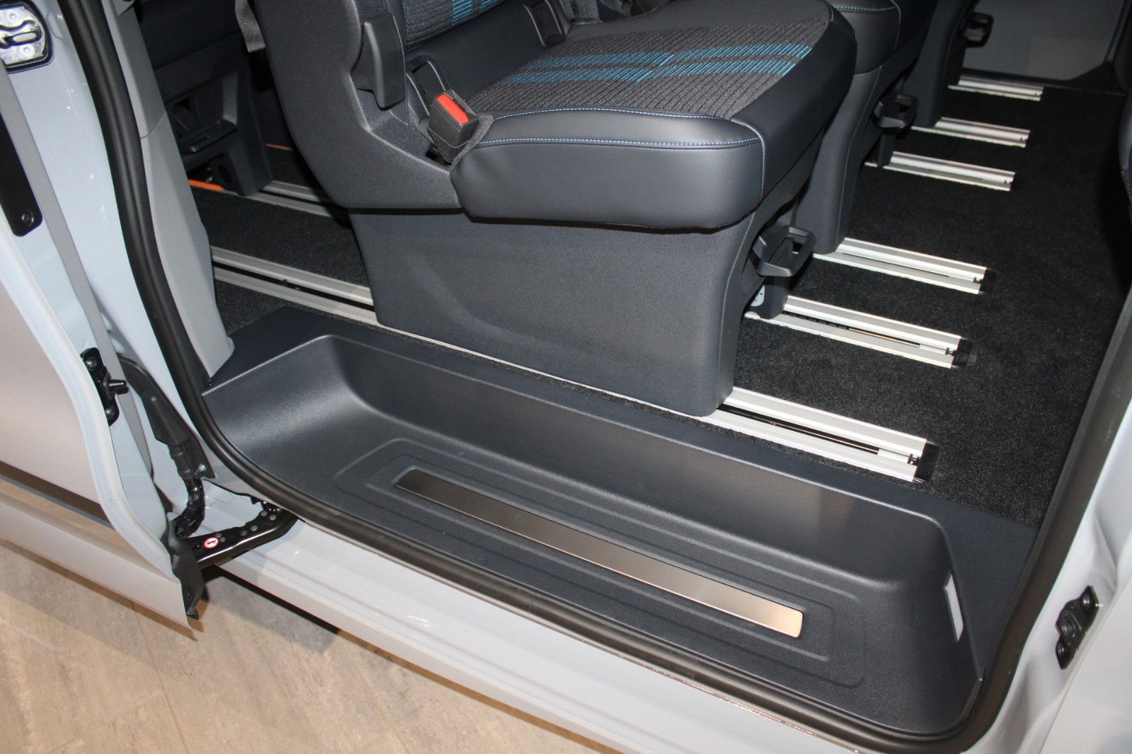 Fahrzeugabbildung Ford Tourneo Custom Automatik L1 SPORT mit AHK + GJR