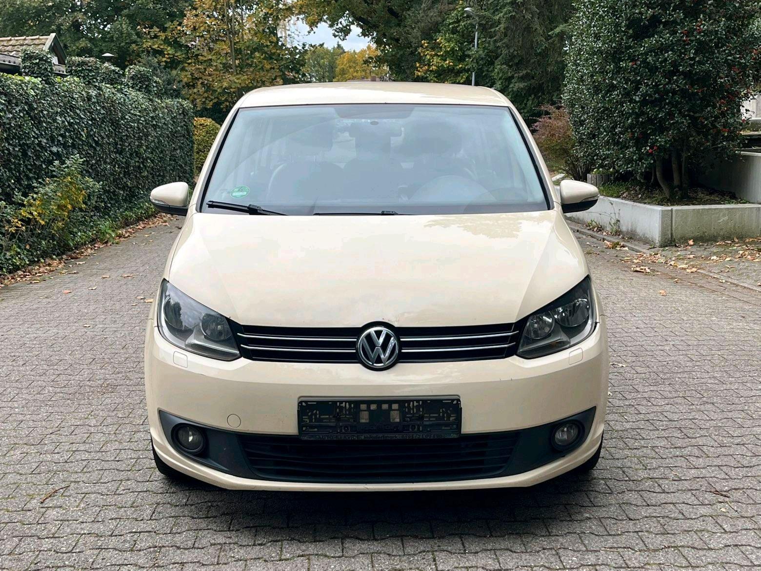 Volkswagen Touran 2015 — rear view