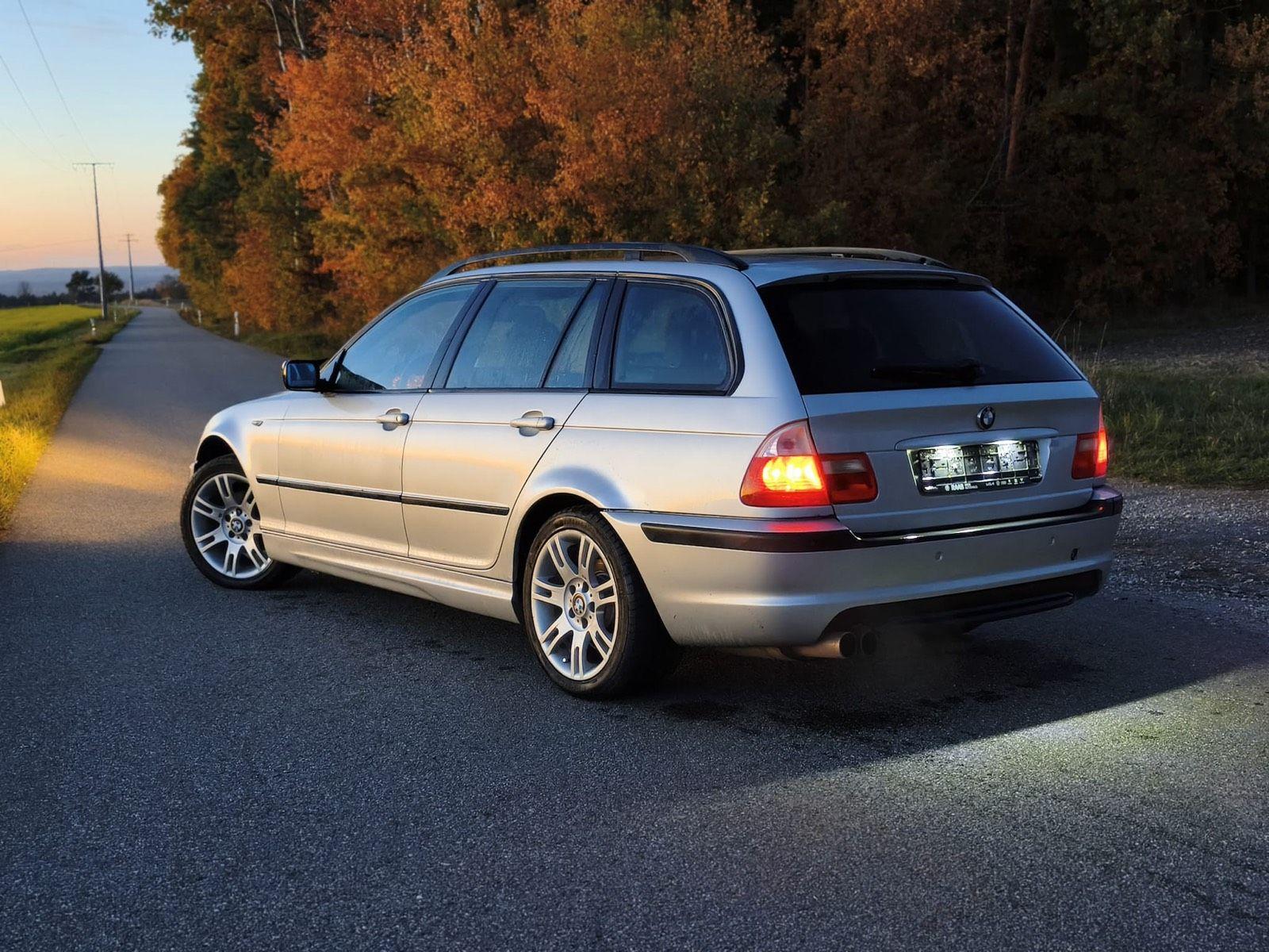 BMW 318 2004 — rear view