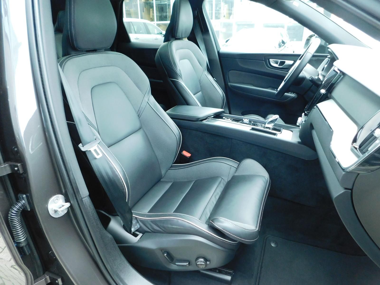 Fahrzeugabbildung Volvo XC60 B4D AWD Plus Dark "Panoramadach"