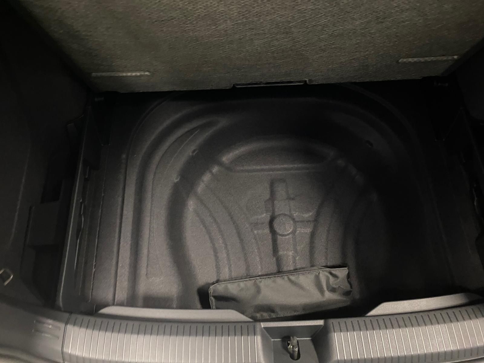 Fahrzeugabbildung Volkswagen Variant 2.0 TDI DSG R-Line BLACKSTY+MATRIX+5JGAR