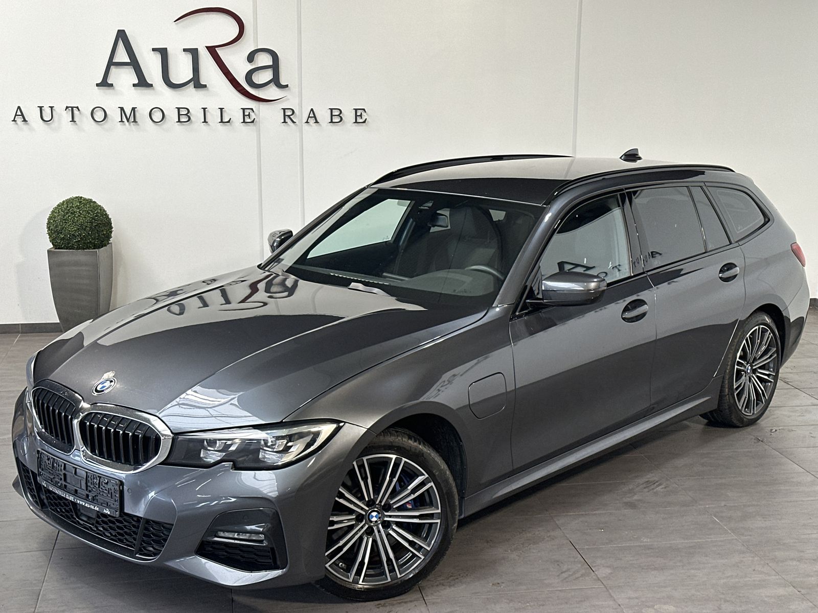 Fahrzeugabbildung BMW 330e Touring M-Sport NAV+LED+ACC+LIVE-COCKPIT+PP