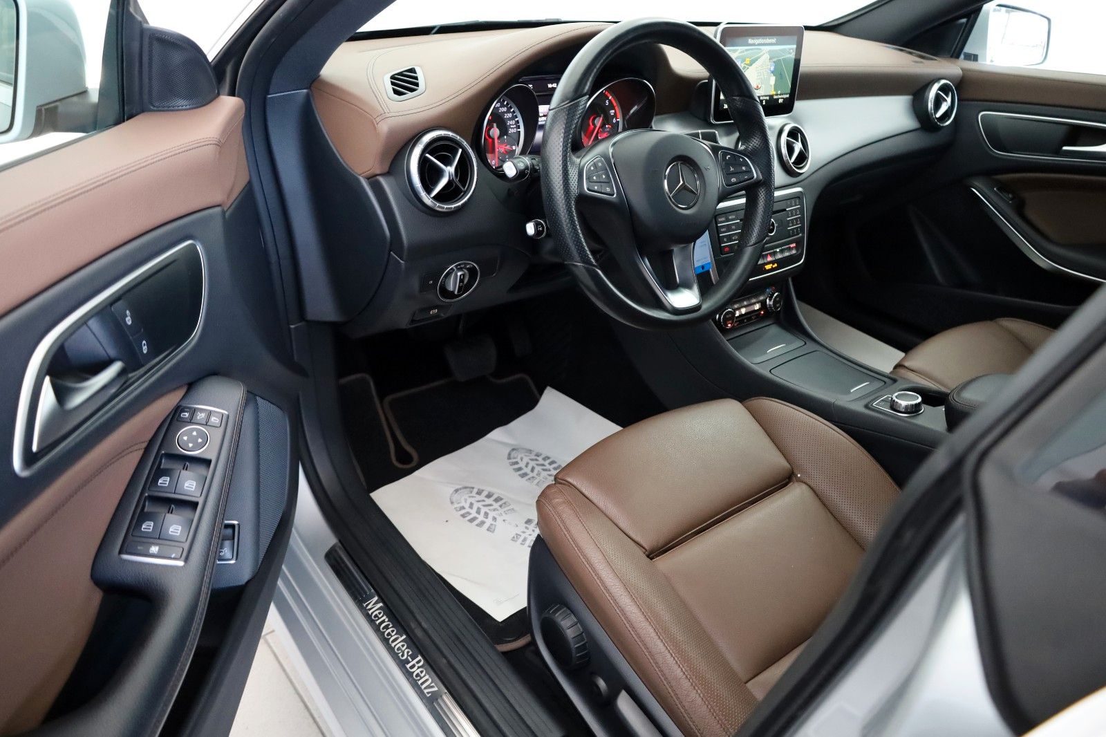 Fahrzeugabbildung Mercedes-Benz CLA 220d SB Leder,Navi,Xenon,Panorama,ACC,SH,PDC