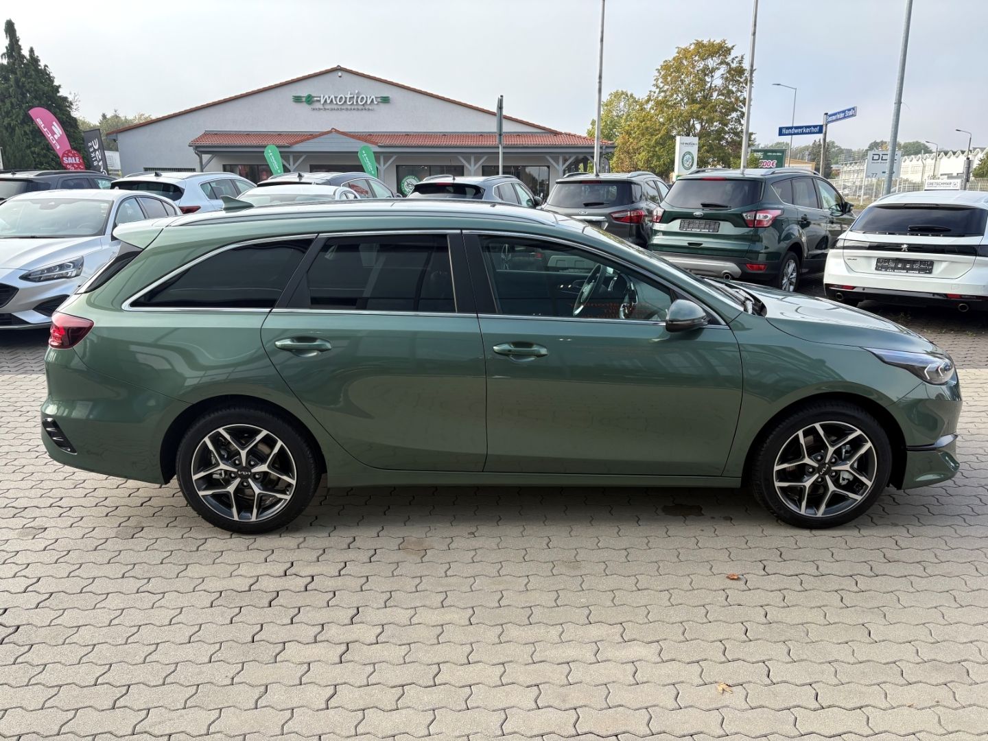 Fahrzeugabbildung Kia Ceed_sw Platinum Edition 1.5 T-GDI P4 TotWinkAss