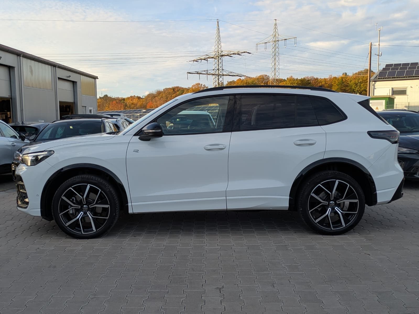 Fahrzeugabbildung Volkswagen Tiguan 2.0 TDI 4M R-Line PANO*H&K*AHK*MATRIX*20"