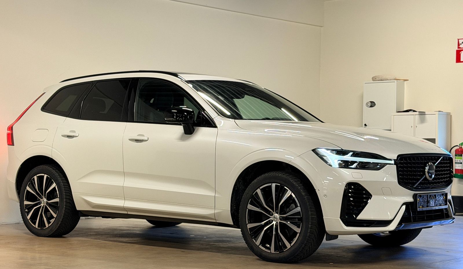 Volvo XC60 T6 AWD Recharg Ultimate Black Edit R Design imagem 3