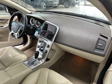 Fahrzeugabbildung Volvo XC60 D5 AWD Summum Kamera Navi BiXenon Leder