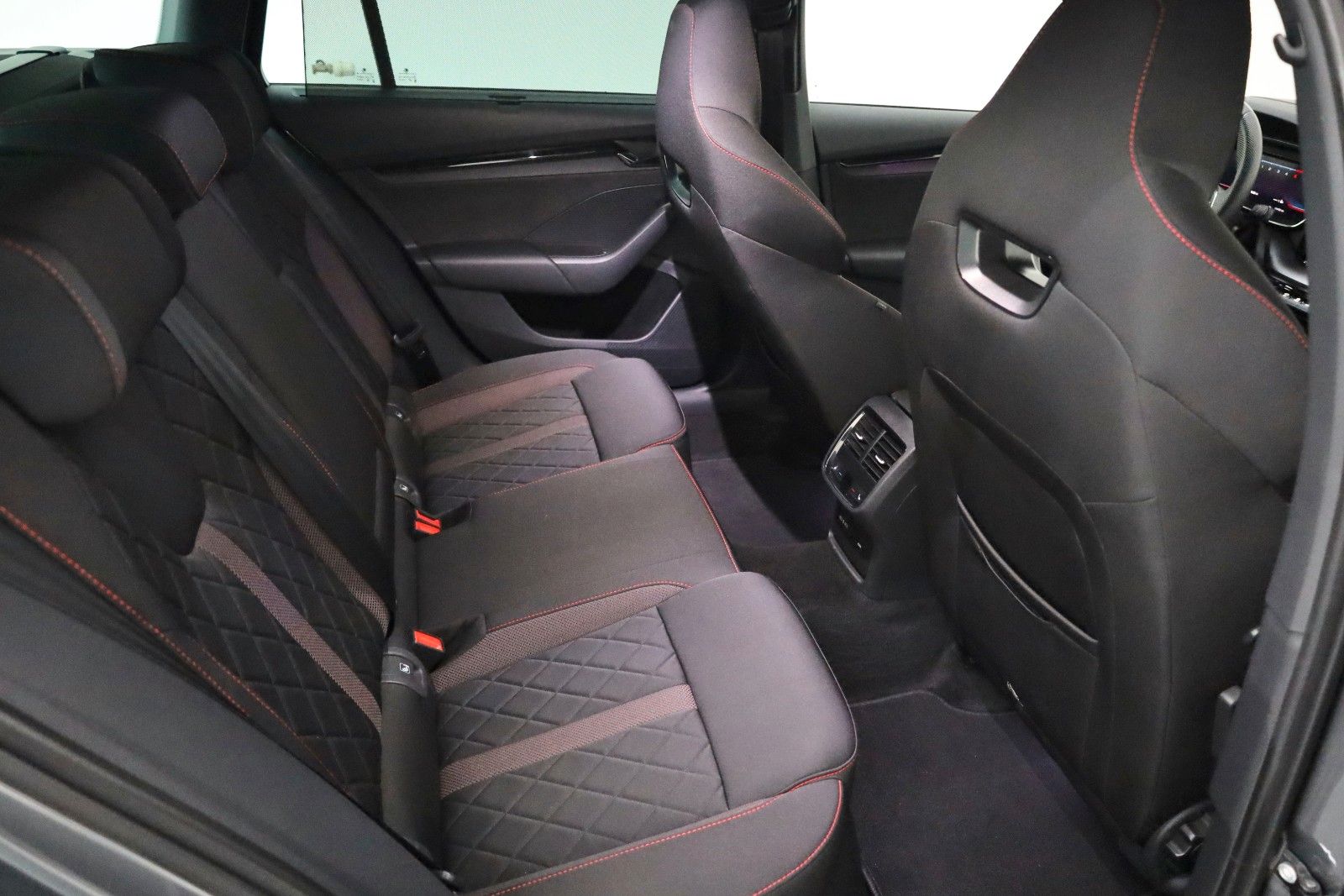 Fahrzeugabbildung SKODA Octavia Combi RS Navi,LED,HUD,ACC,Apple CarPlay