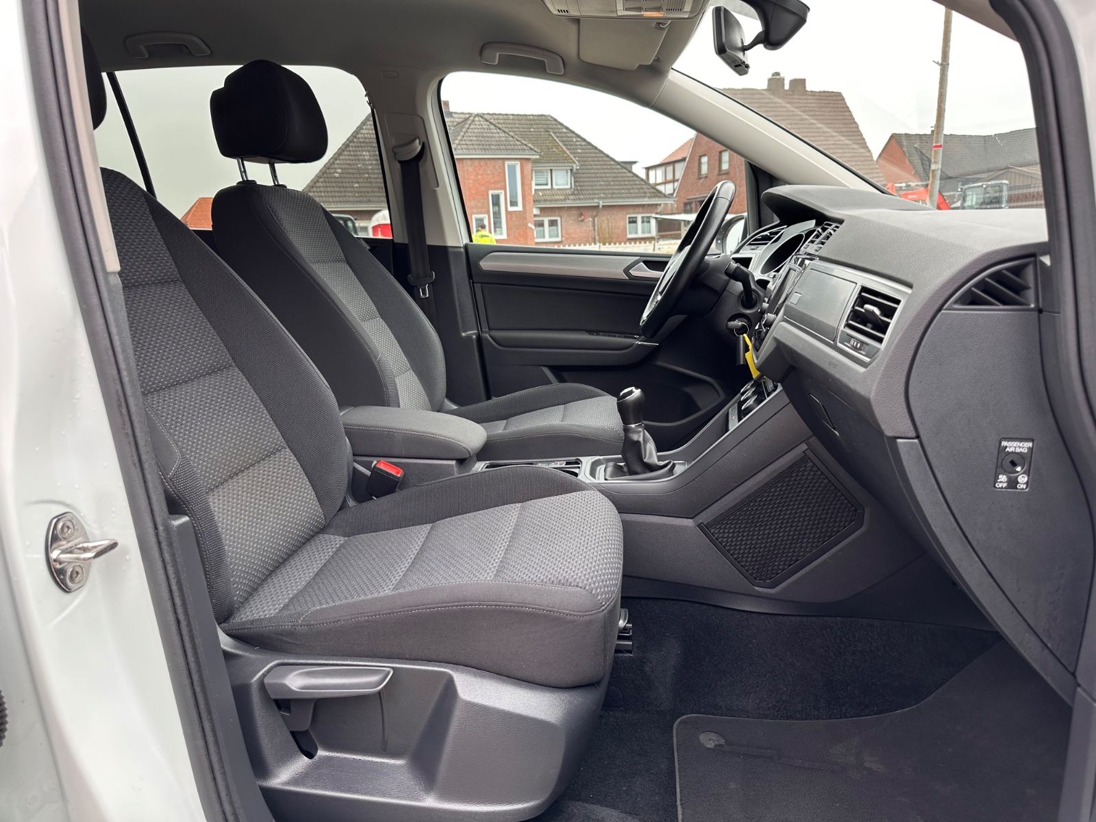 Fahrzeugabbildung Volkswagen Touran Comfortline 1.4 TSI 7-Sitze/ACC/SHZG/Navi