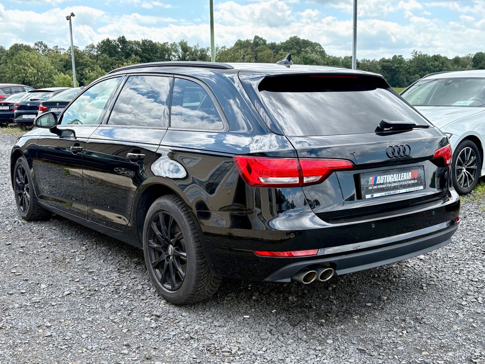 Fahrzeugabbildung Audi A4 2.0 TDI quattro Aut Navi Leder Xenon AHK SPOR