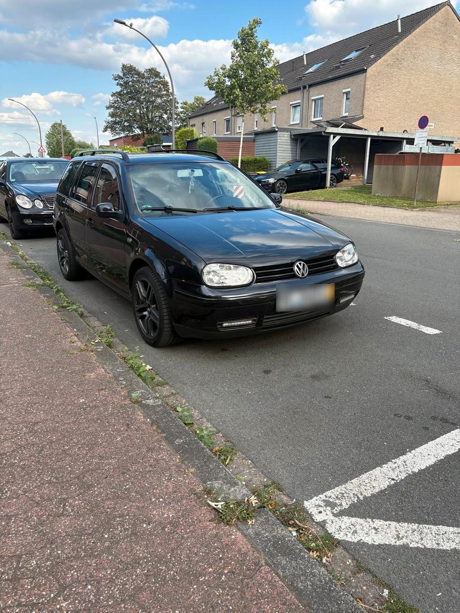 Volkswagen Golf 2004 — rear view