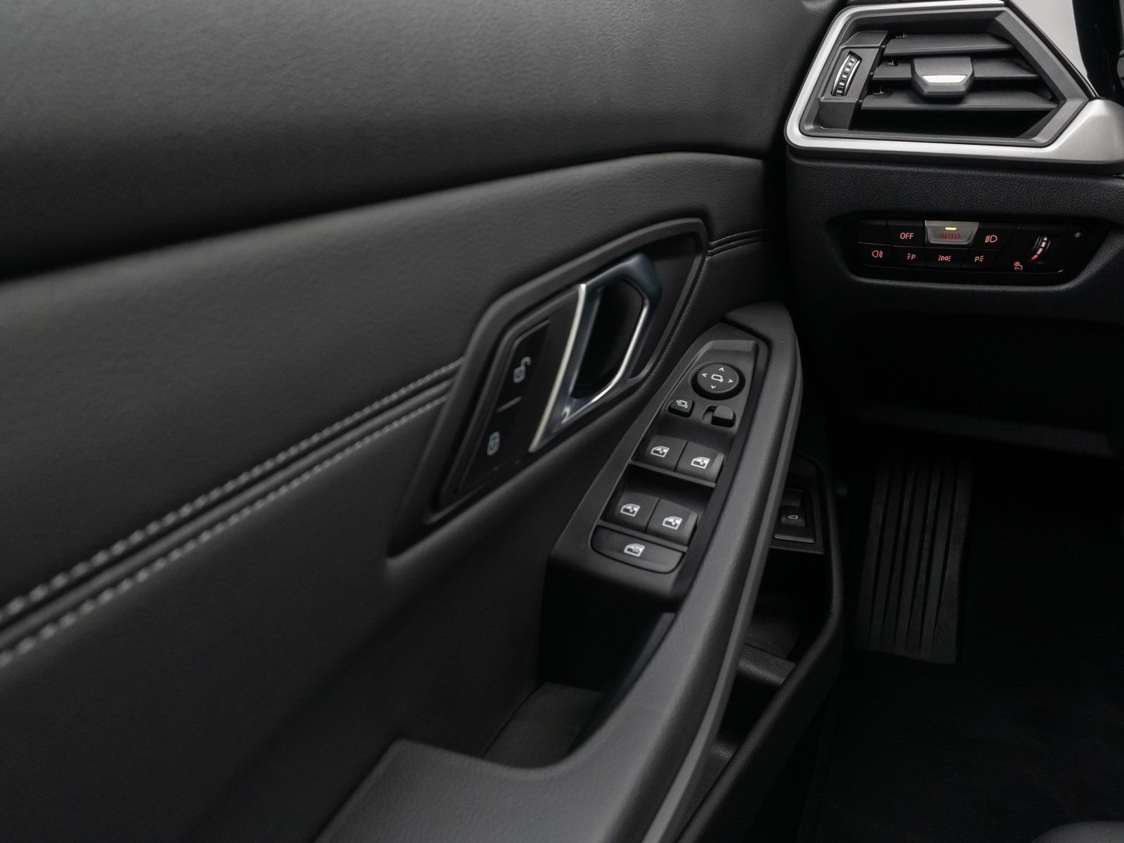 Fahrzeugabbildung BMW 318i GeschwindigReg DAB Alarm Kamera Sportsitz