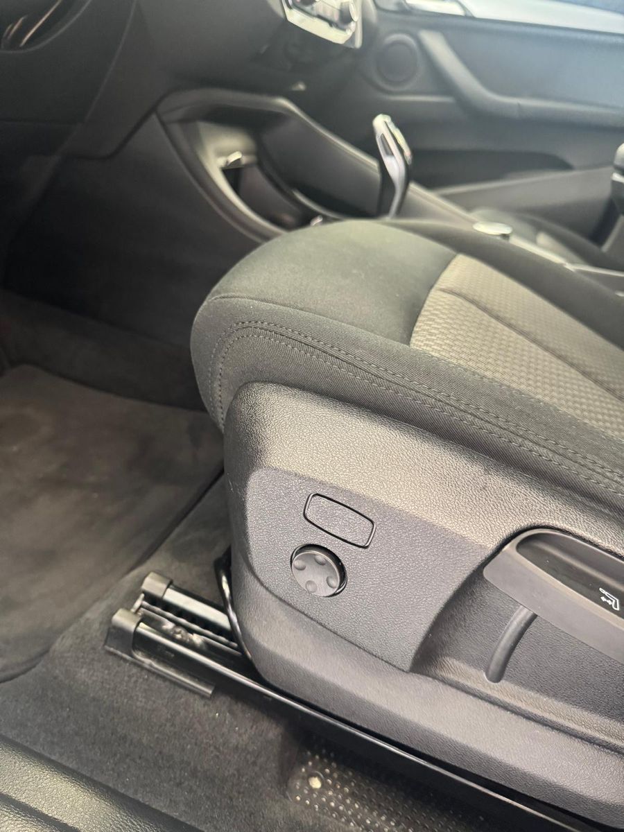Fahrzeugabbildung BMW X1 Baureihe 18i / NAVI/ SCHECKHEFT / LED /