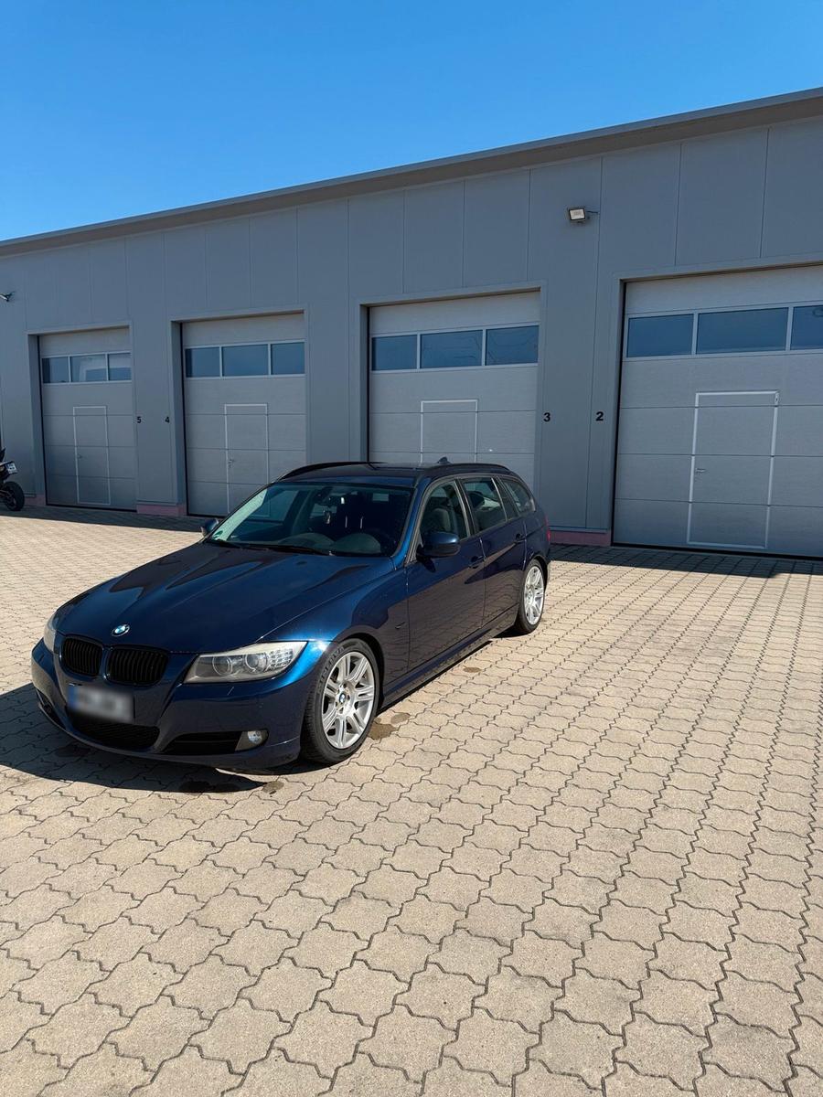 BMW 320 2011 — вигляд ззаду