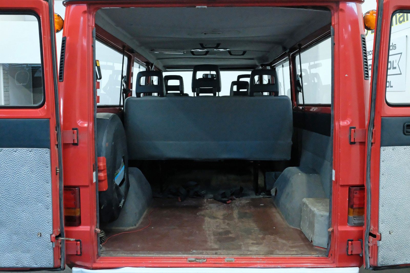 Fahrzeugabbildung Mercedes-Benz MB 100 D 8-Sitzer verglast STANDHEIZUNG