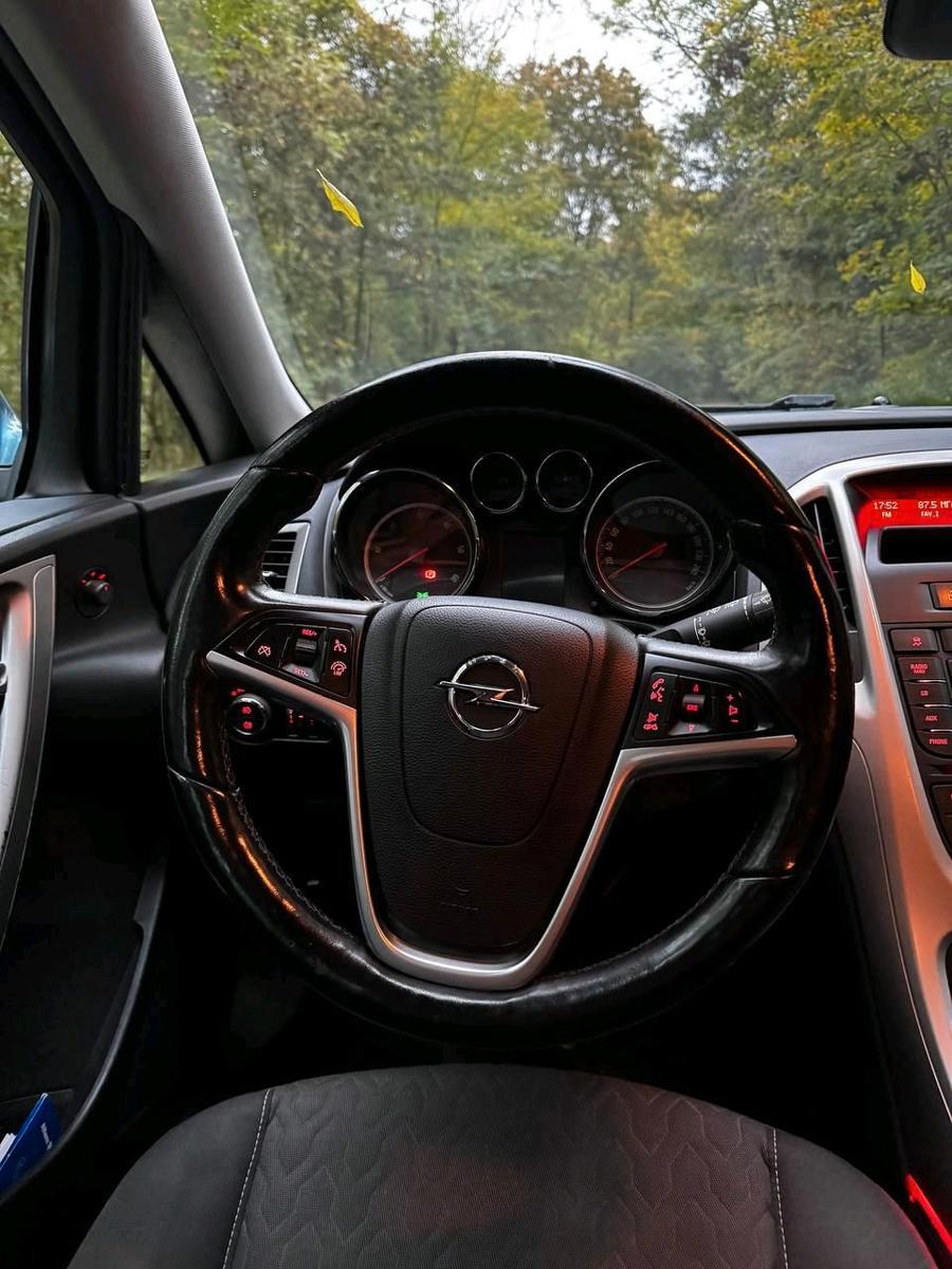 Opel Astra 2013 — photo 11