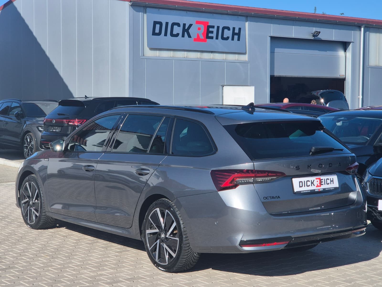 Fahrzeugabbildung SKODA Octavia 1.5 DSG Sportline PANO*MATRIX*AHK*5J.GAR
