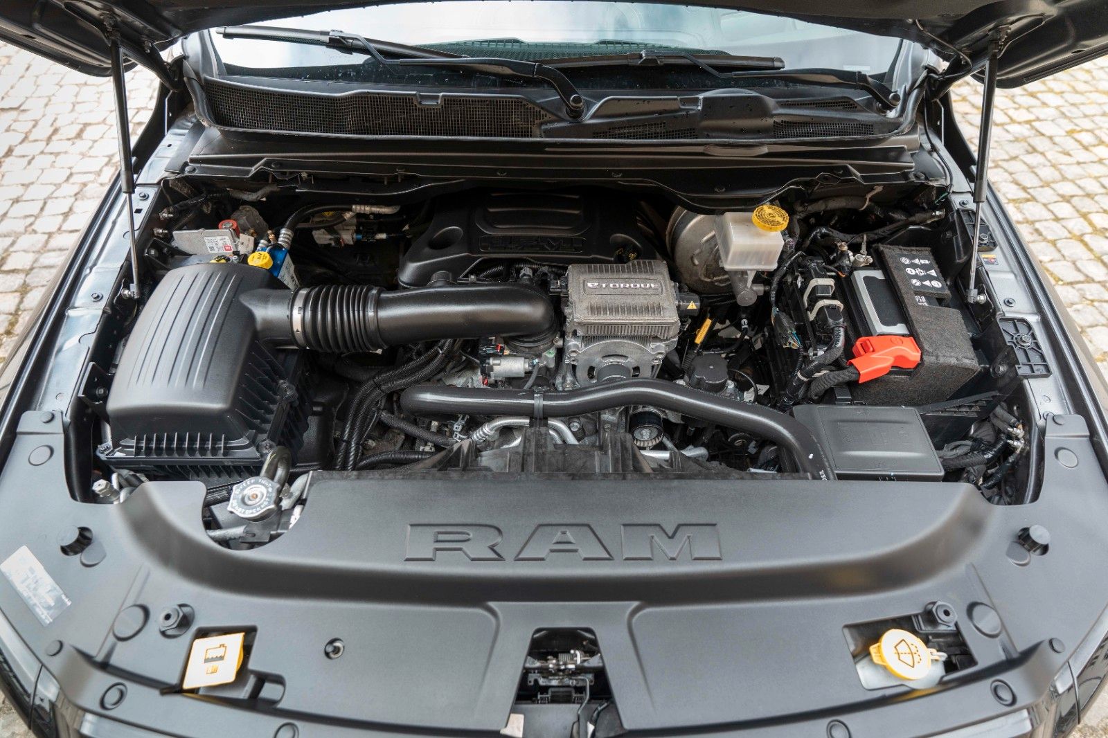 Fahrzeugabbildung Dodge RAM 5,7L Laramie CC 4X4 360° LED CARPLAY LPG AHK