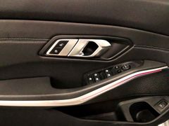 BMW 330 d xDrive Sport Line Navi PDC 1-Hand AHK