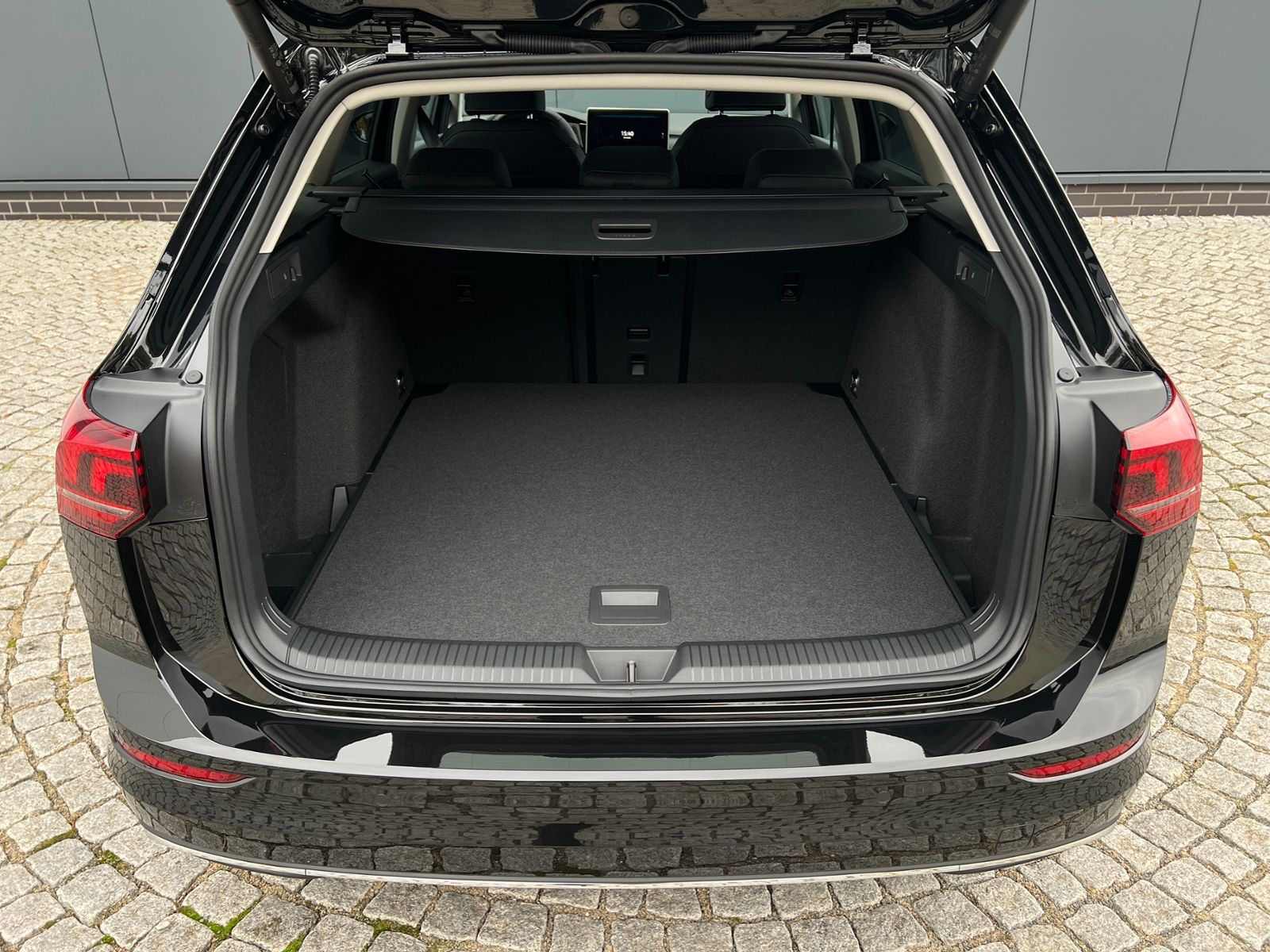 Fahrzeugabbildung Volkswagen Golf VIII Variant Life 2.0 TDI DSG *AHK, LED, AC