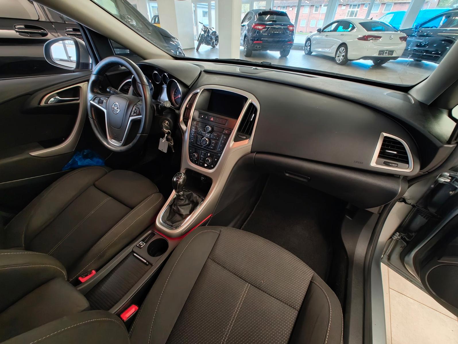 Opel Astra 2011 — photo 11