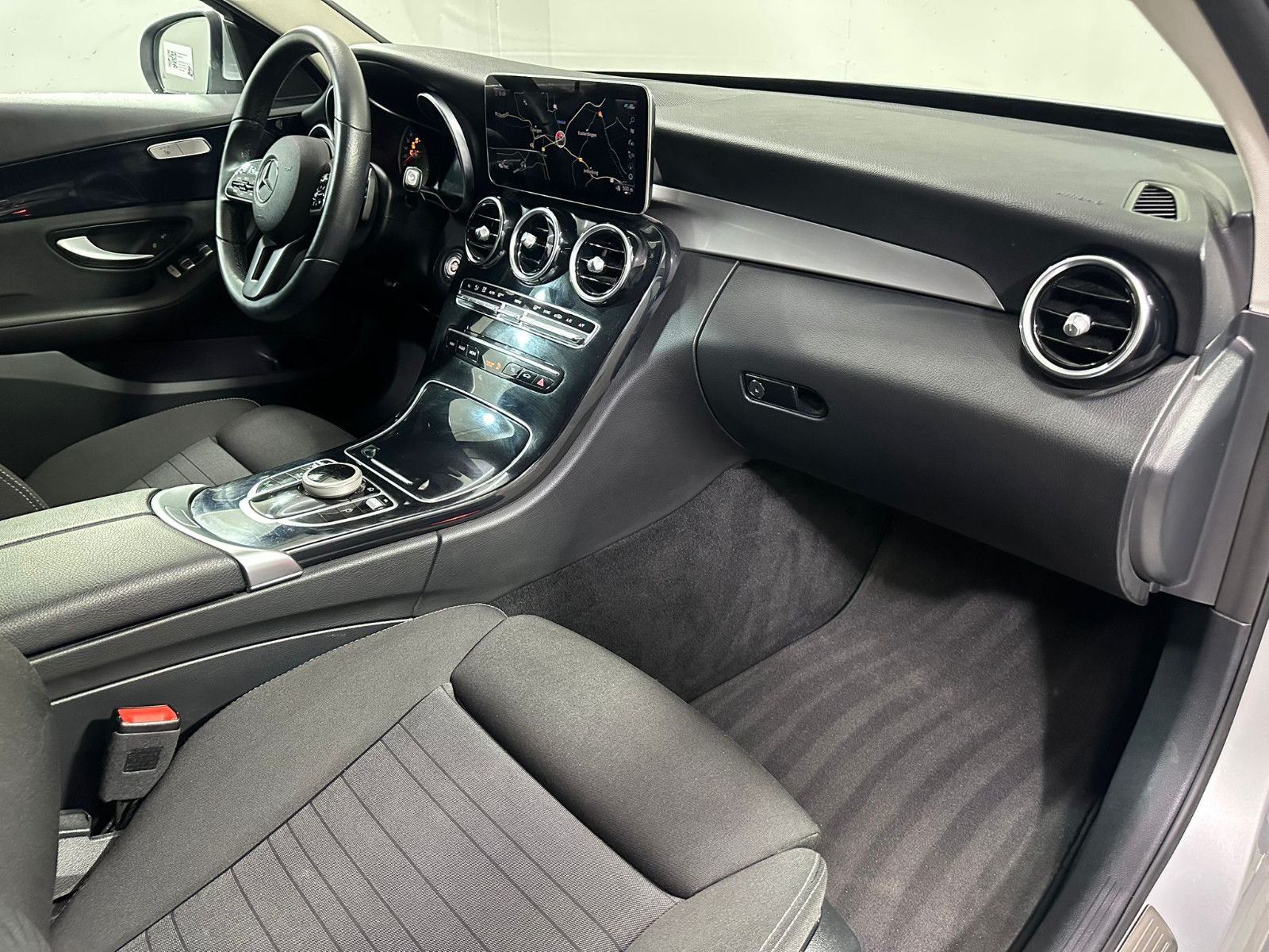 Fahrzeugabbildung Mercedes-Benz C 200 d T*DISTRO*AHK*SPUR*CARPLAY*SH*NAVI*