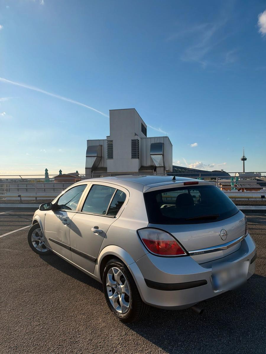 Opel Astra 2005 — rear view